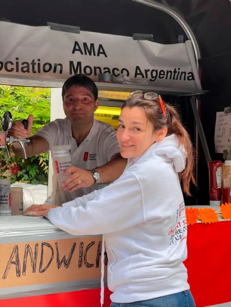 Michele y María Eugenia, en una de sus acciones solidarias.