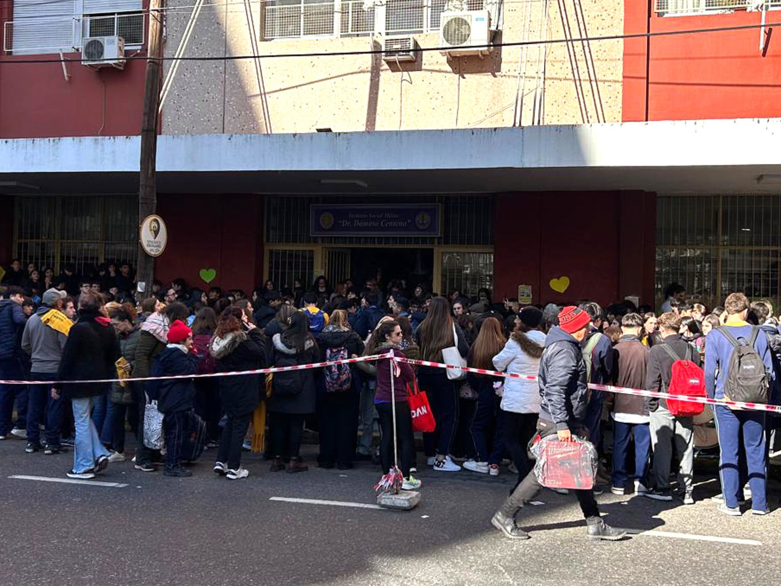 Abrazo y reclamo por sueldos docentes en el Dámaso Centeno, el colegio que depende del Ministerio de Defensa