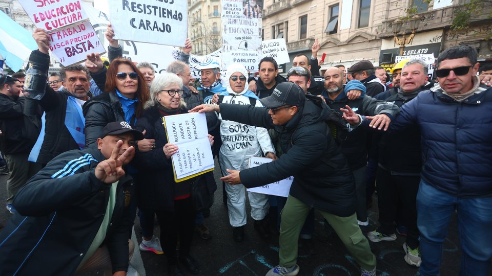 Gremios y jubilados contra el ajuste de Milei | Se movilizó una multisectorial de 150 organizaciones sociales y políticas