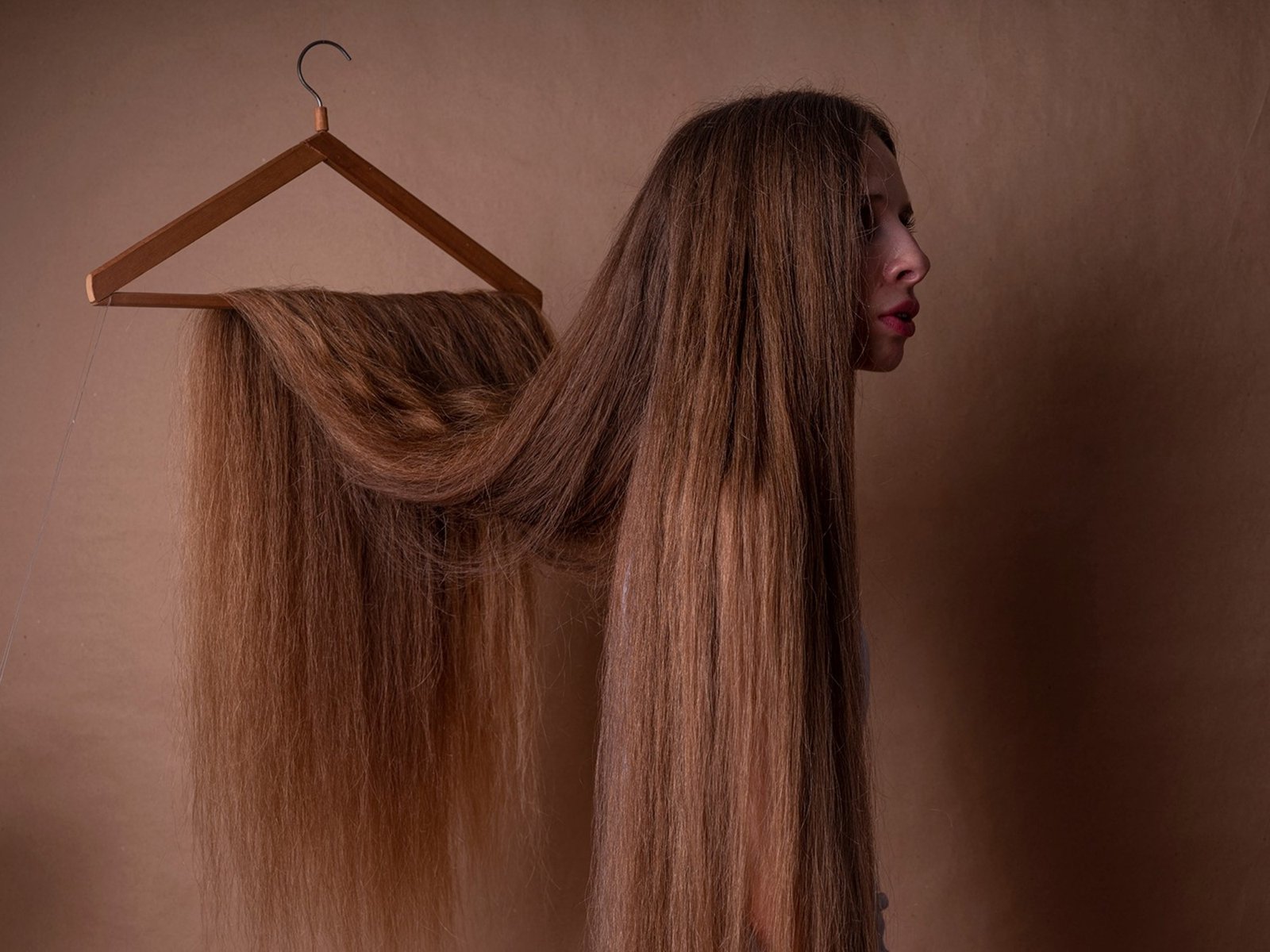 Irina Werning exhibe 20 años de fotos sobre el simbolismo del pelo largo en comunidades ancestrales