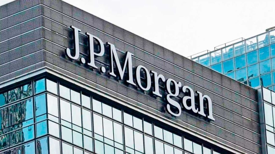 JP Morgan, crítico con Milei, aconseja salir de la deuda argentina al menos hasta las elecciones de octubre