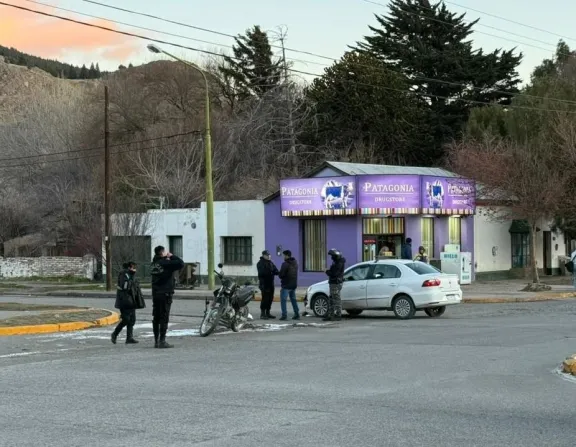 Joven ciclista fue embestida por un taxi y terminó hospitalizada