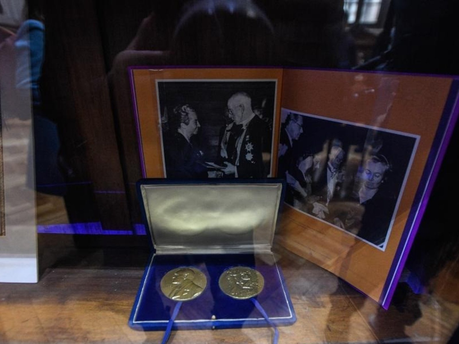 La Biblioteca Nacional de Chile custodia una "cápsula del tiempo" con manuscritos de Gabriela Mistral