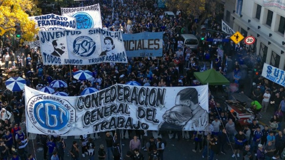 La CGT se debate entre la tibieza o la rebelión | El perfil dialoguista de los triunviros suma rechazos en la central obrera 