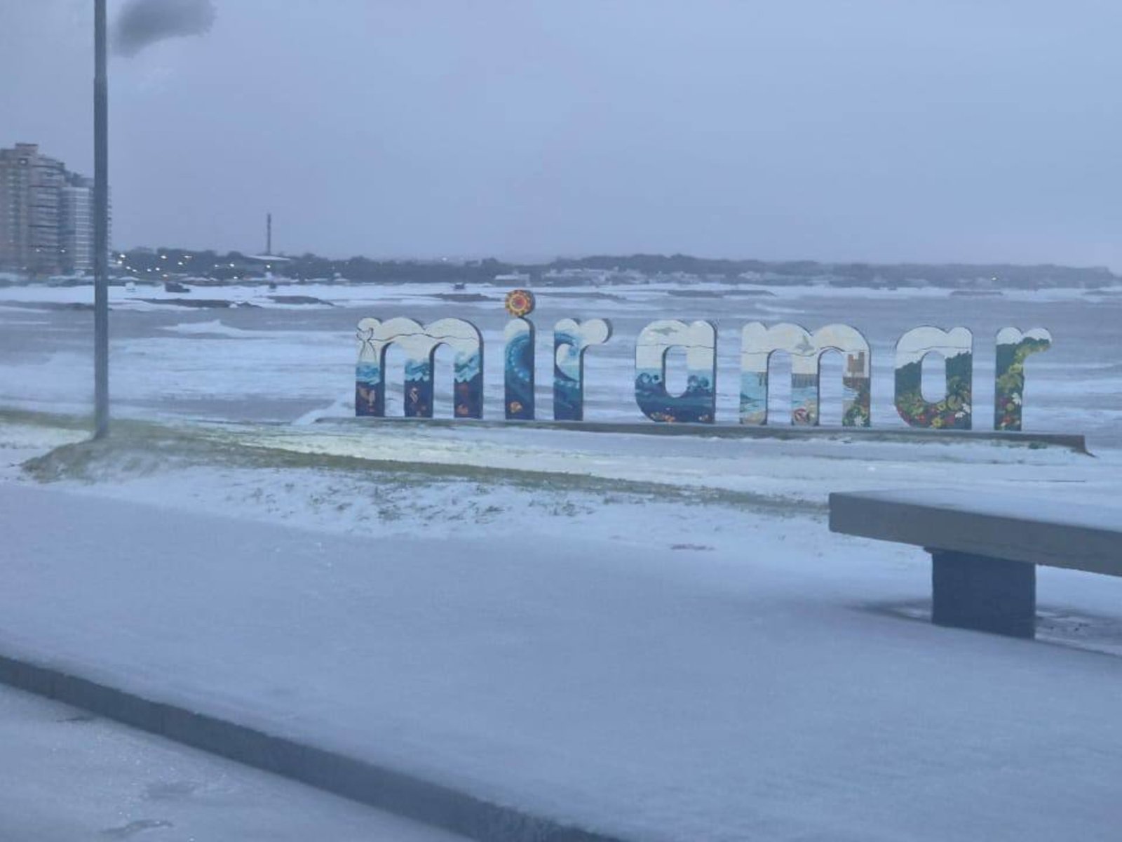 Las playas de Miramar se llenaron de nieve y no descartan que también pase en Mar del Plata
