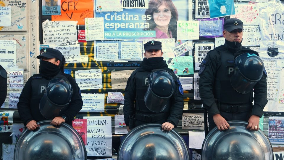 Los dueños del poder proscriben