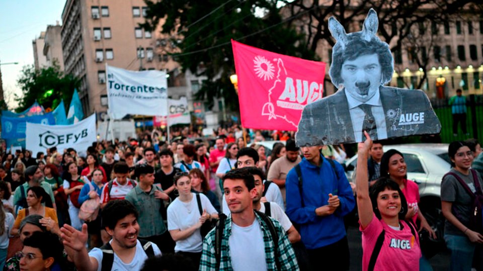 Marcha de antorchas y paro de 48 horas contra el ajuste a las universidades | Se movilizan gremios docentes, no docentes y estudiantes 
