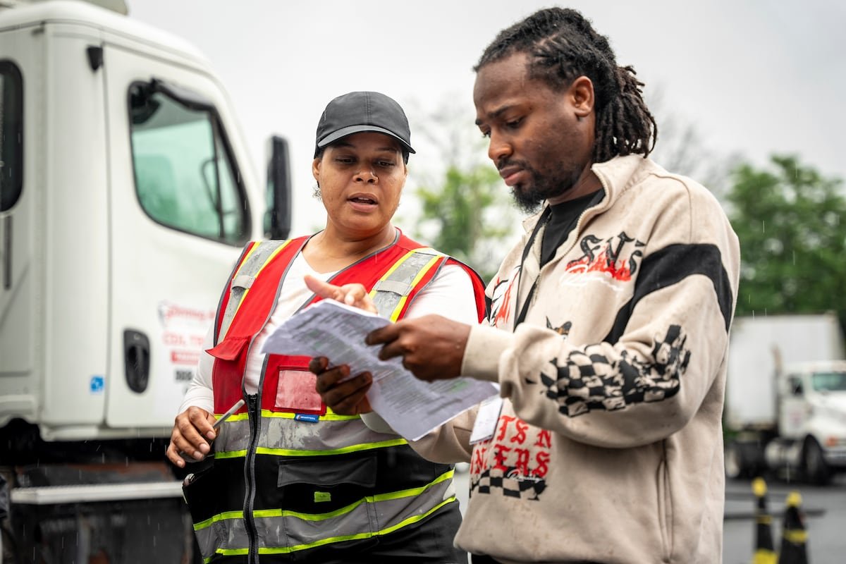 “Para manejar no necesito hablar inglés”: camioneros hispanos consideran injusta la nueva ley de Trump que les exige dominar el idioma | Negocios en Estados Unidos