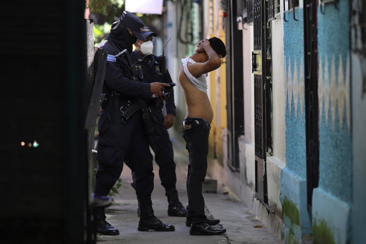 Policías salvadoreños reconocen detenciones arbitrarias bajo el Gobierno de Bukele: “Primero detener, luego investigar”