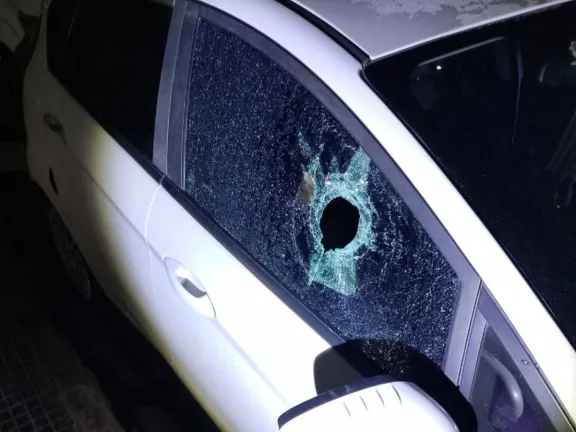 Rompió el vidrio de un auto y fue detenido mientras huía