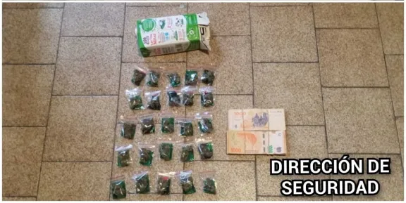 Un adolescente fue sorprendido con marihuana y $200 mil en un bolso rojo
