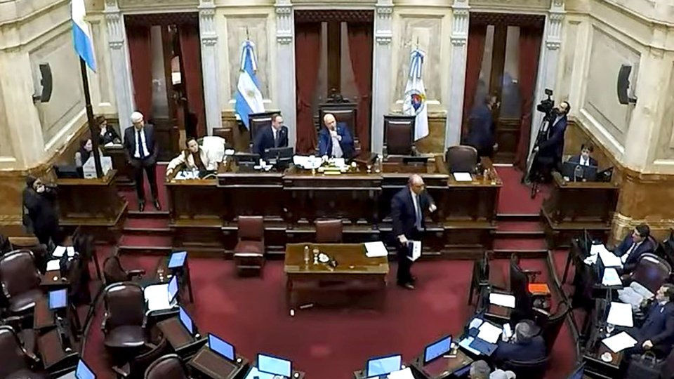 Un jefe de Gabinete en fuga: Francos abandonó el Senado sin completar su informe de gestión | Se retiró sin contestar buena parte de las preguntas de la oposición