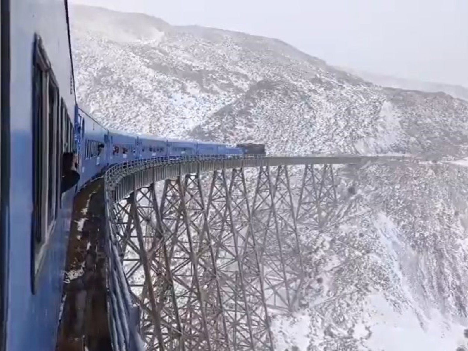 Una tormenta de nieve sorprendió a los pasajeros del Tren a las Nubes y le dio al recorrido un marco único