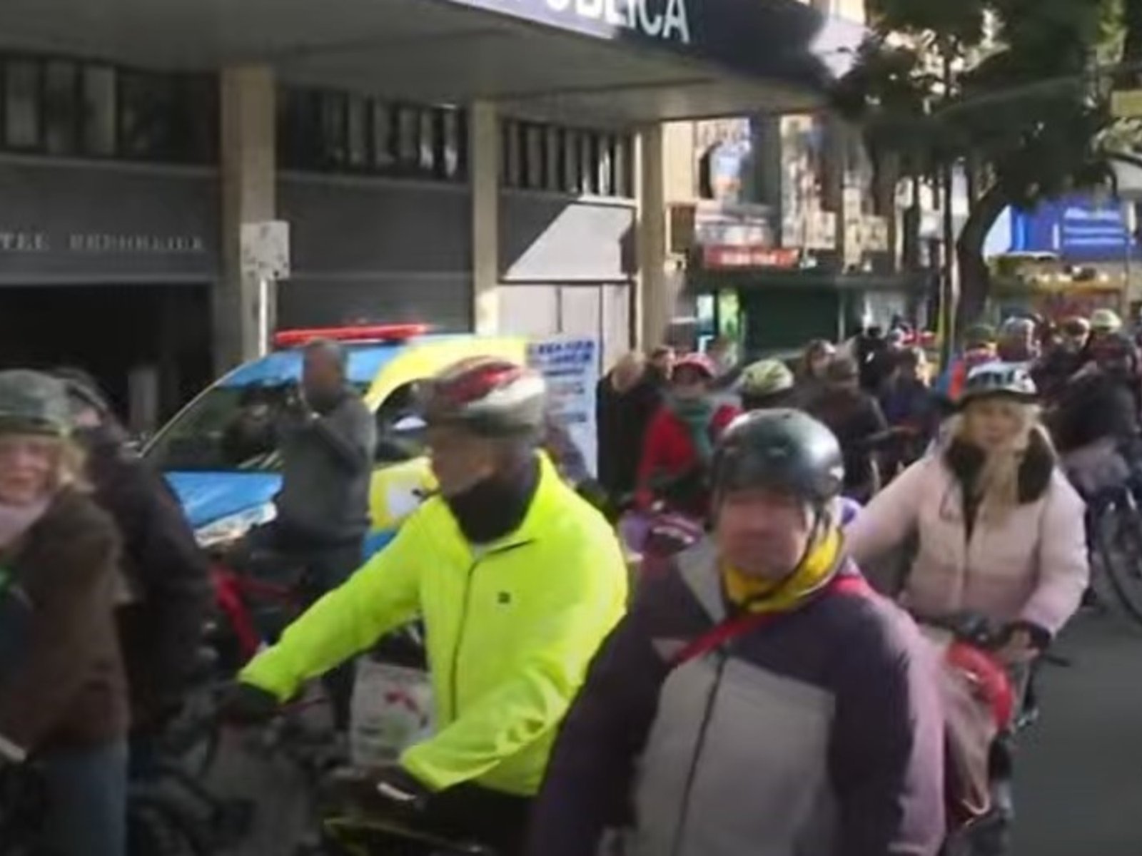 con una bicicleteada por la 9 de Julio, familiares de pacientes mostraron su apoyo a los médicos del hospital