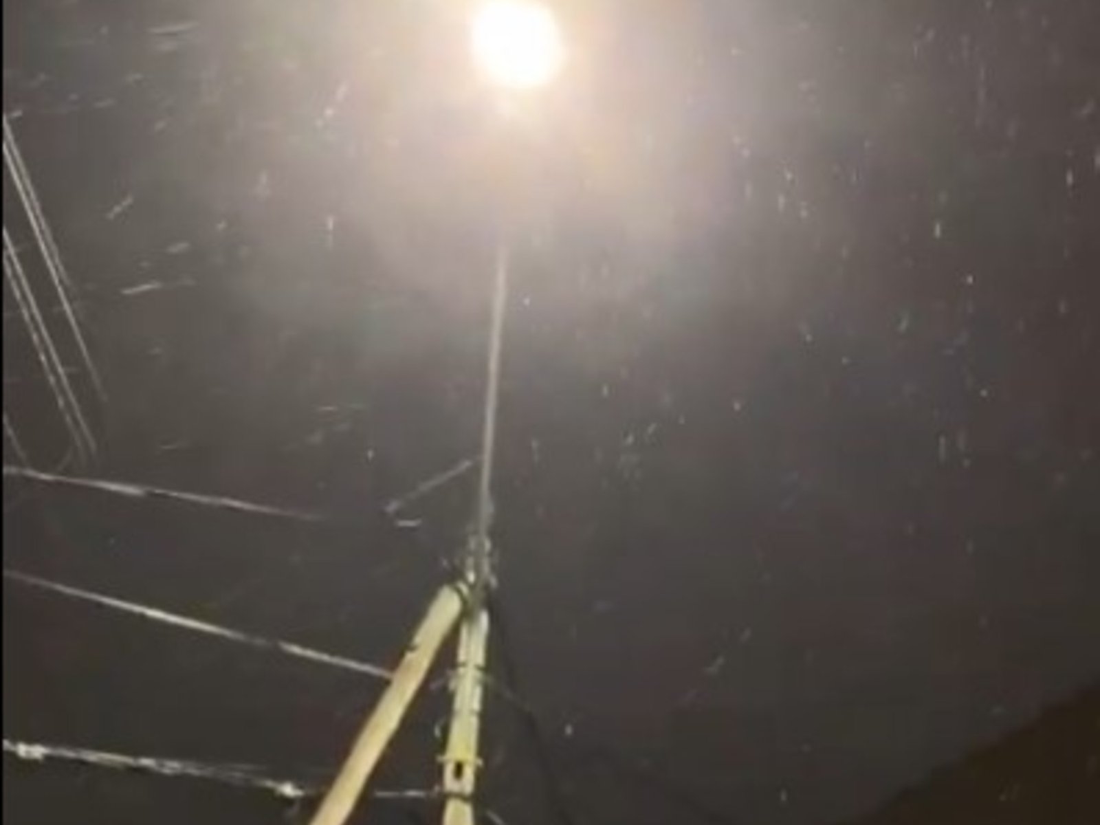 se cumplió el pronóstico y una suave nevada se disfrutó en las calles del Conurbano
