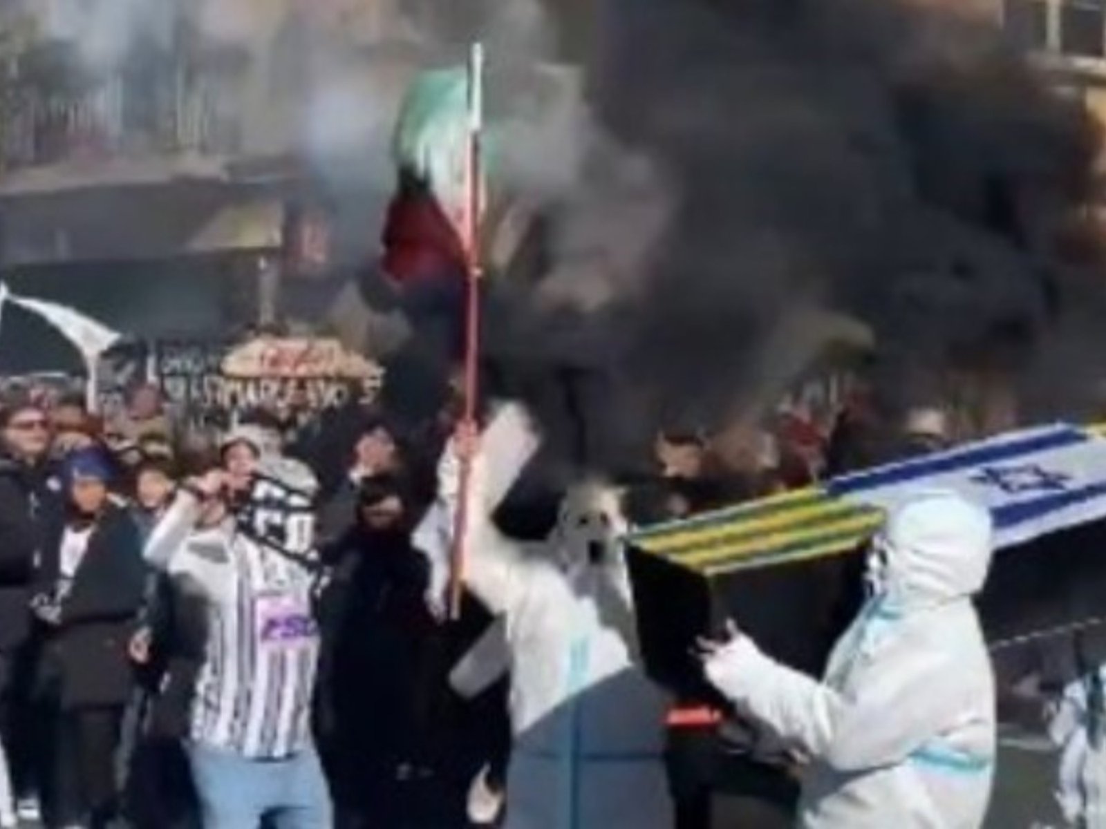un ataúd con la bandera de Israel, drones y panfletos violentos
