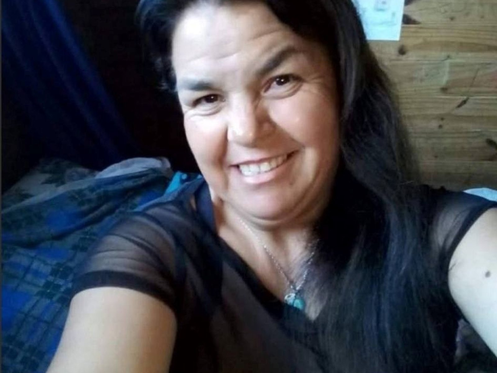 una mujer de 50 años fue encontrada muerta bajo una montaña de basura