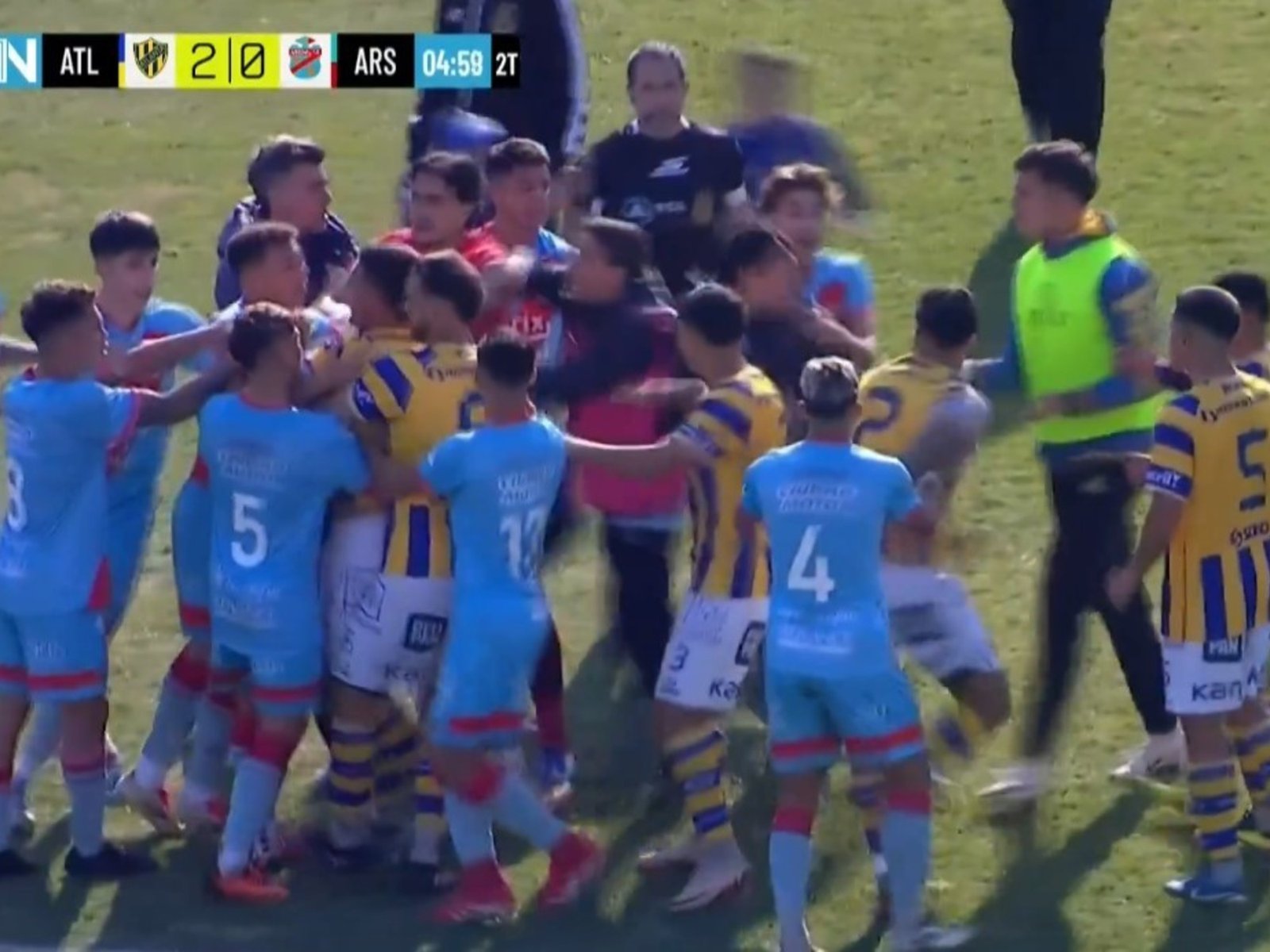 4 goles, cinco expulsados y un hincha que se cayó de la tribuna en Villa Crespo