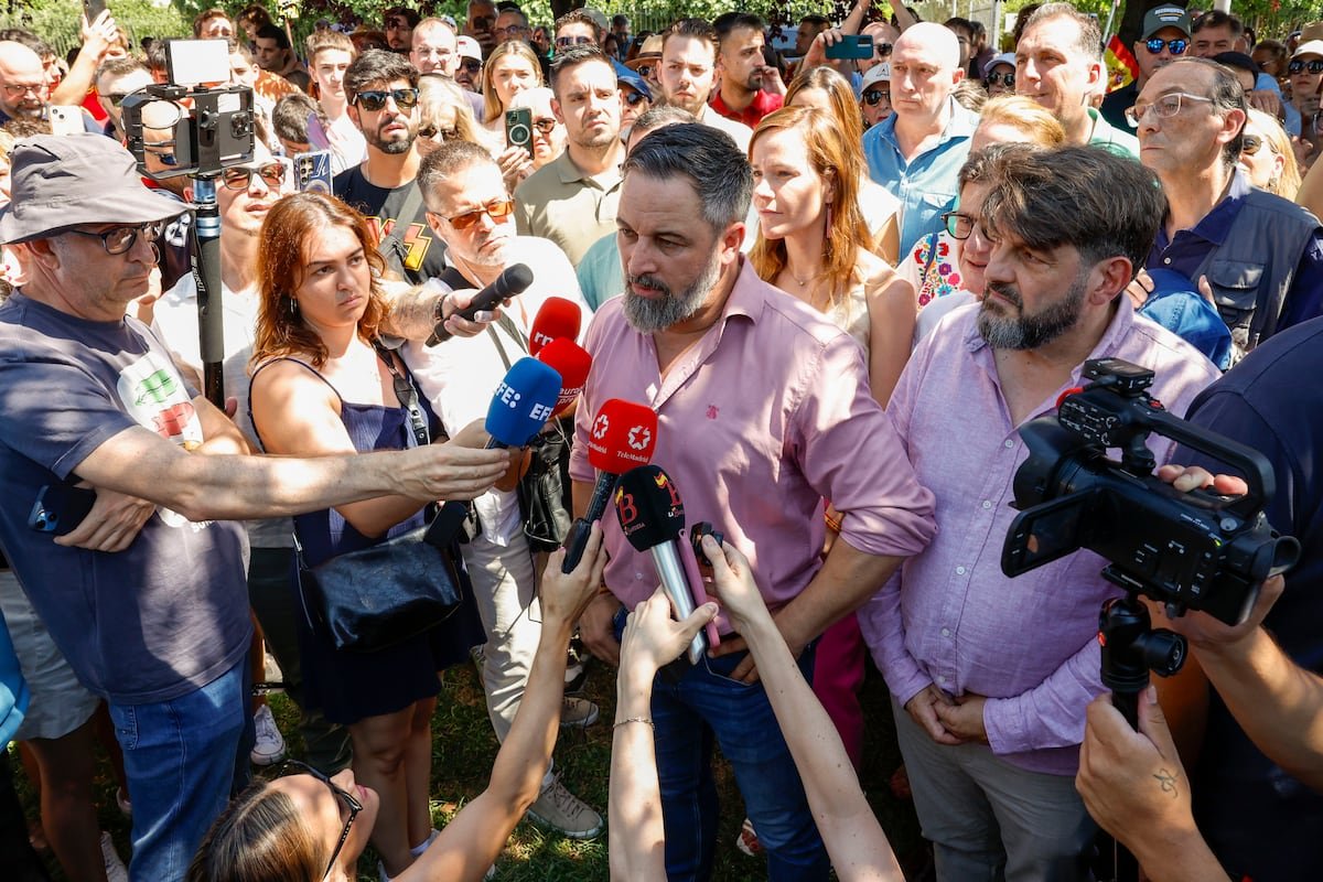 Abascal considera “una victoria” que Feijóo copie su discurso contra la inmigración | España