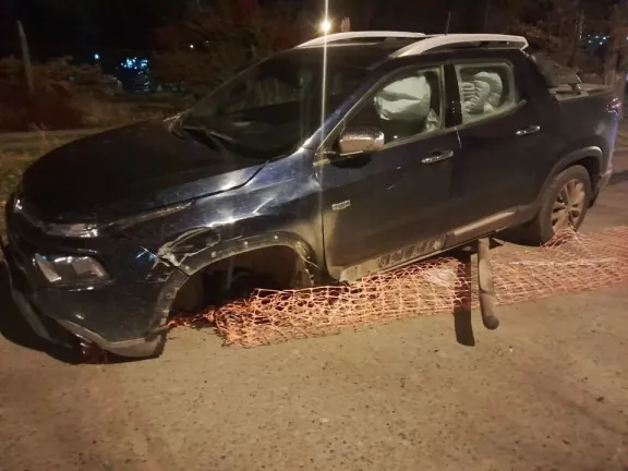 Accidente: una camioneta terminó dentro de una obra de bacheo