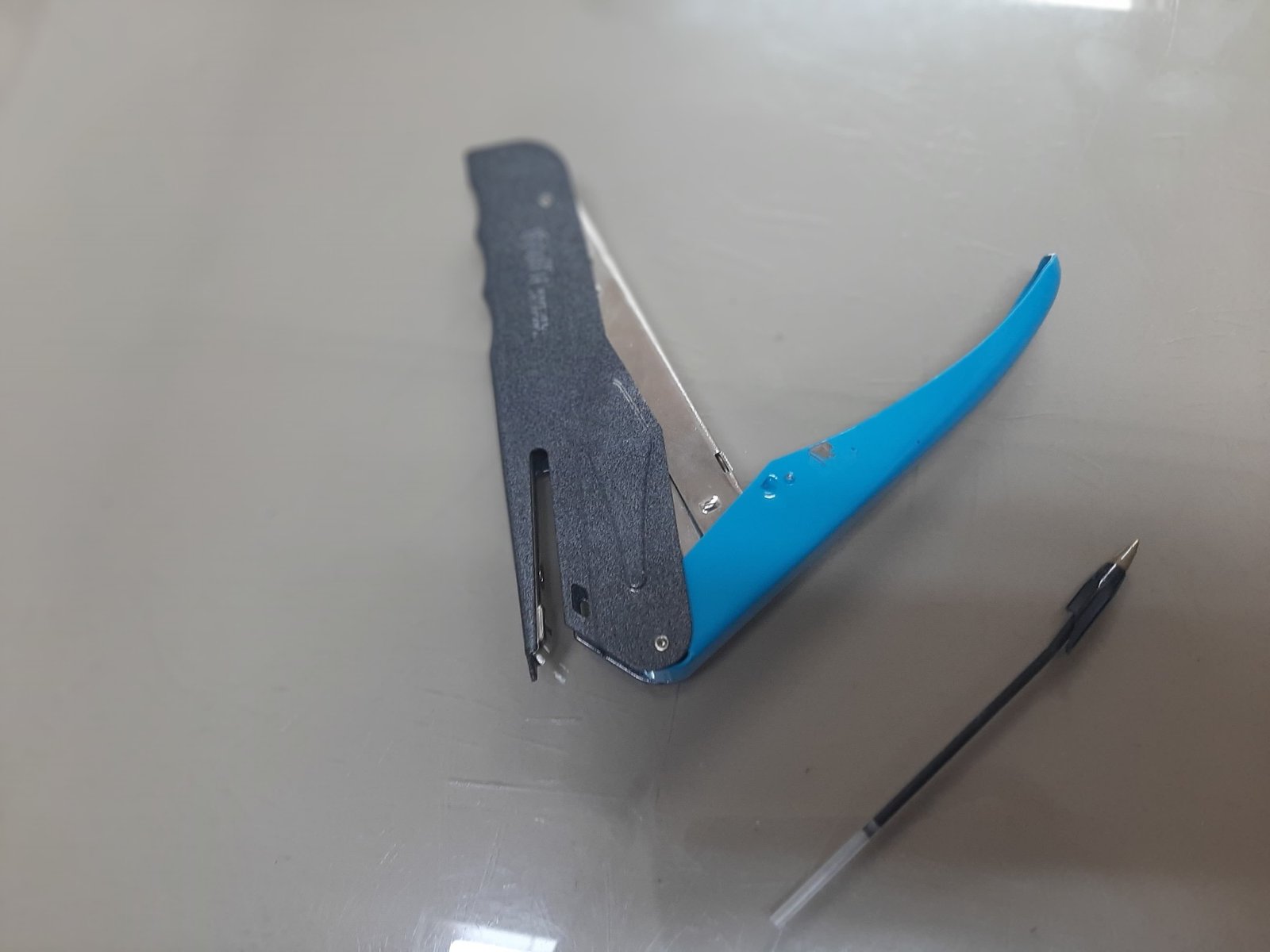 Acusaciones cruzadas por el director apuñalado con una birome en una escuela de La Boca