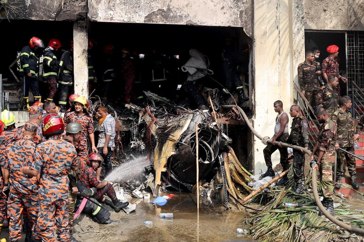 Al menos 19 muertos al estrellarse un avión militar contra una escuela en Bangladés | Internacional