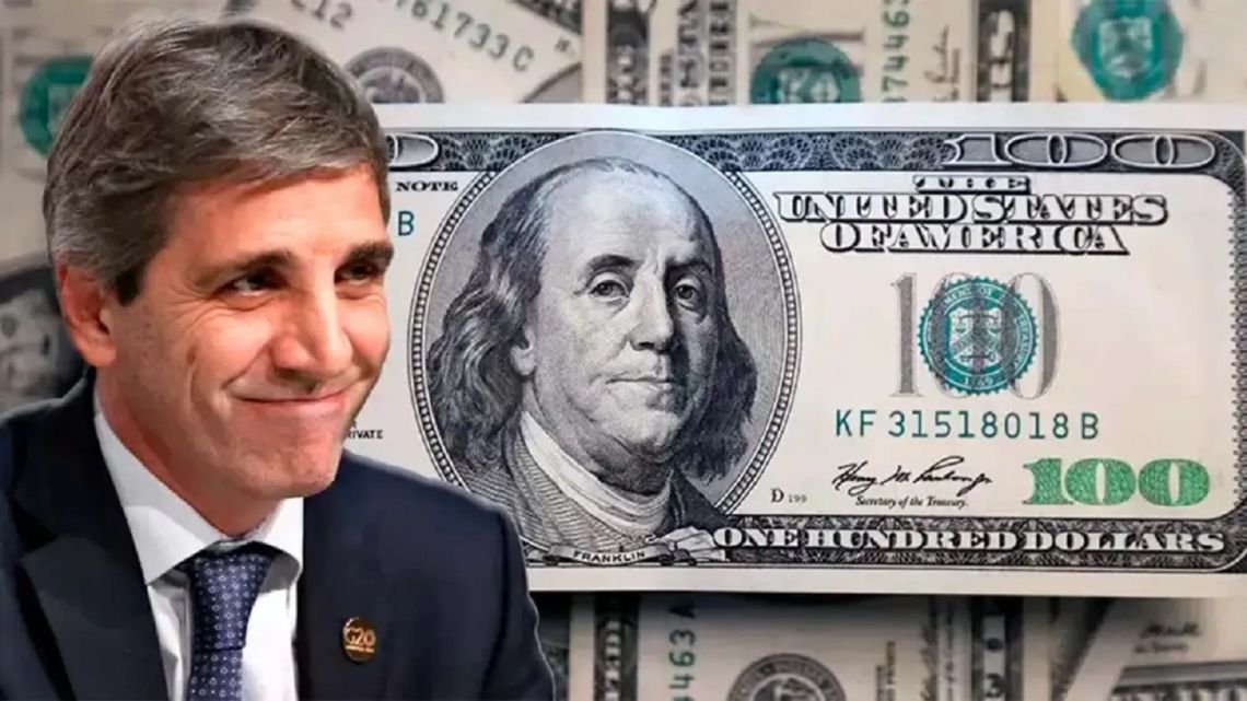 Alerta dólar: el tipo de cambio oficial escala a $1350 y se acerca al techo de la banda