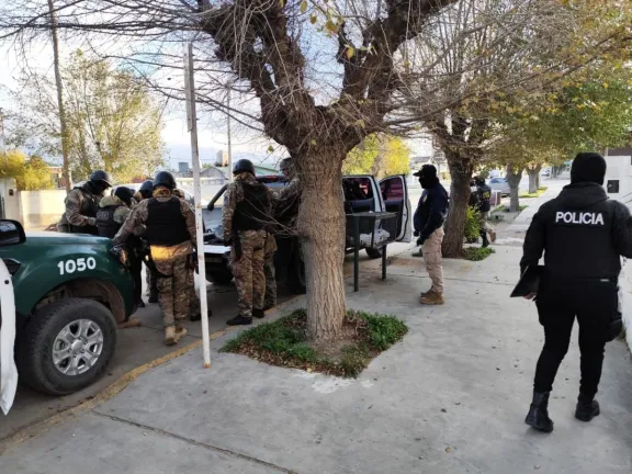 Allanamientos simultáneos en Puerto Deseado: Secuestro de drogas, dinero y municiones