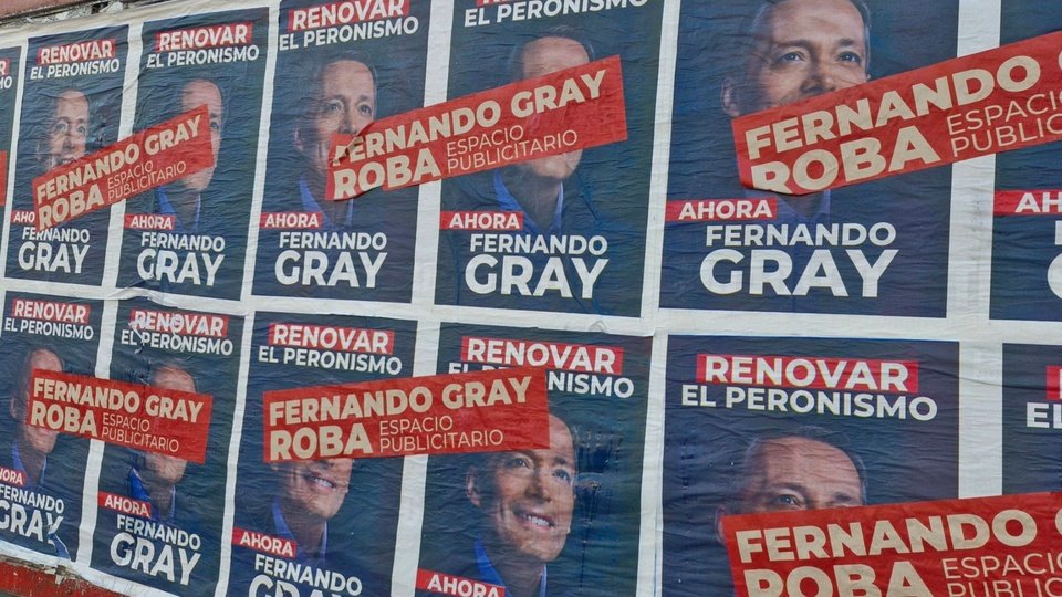 Analizan llevar a Fernando Gray a la Justicia por los afiches ilegales | «Fernando Gray roba»