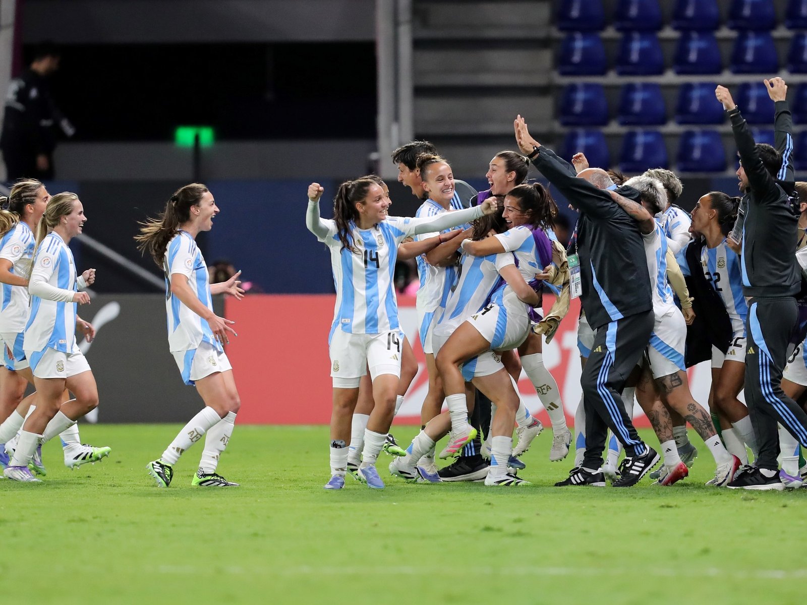 Argentina se lo dio vuelta a Chile sobre el final y trepó a la cima de su zona