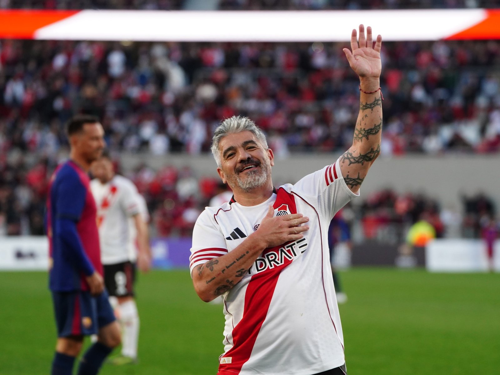 Ariel Ortega volvió a mostrar su magia en un Monumental que fue melancolía y fiesta