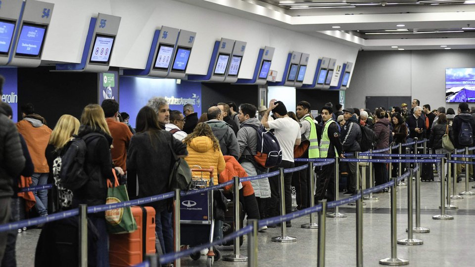 Asambleas gremiales en Aeroparque contra la quita de derechos laborales | En el primer día de vacaciones de invierno