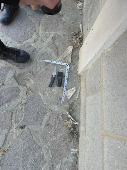 Atacó a empleadas de un local con una sevillana para robarles