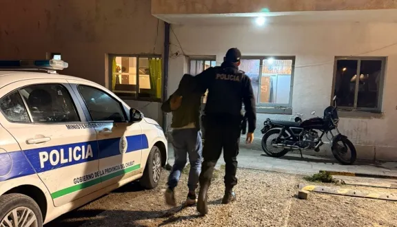 Ataque a taxista: dos jóvenes dañaron un vehículo tras negarse a un viaje