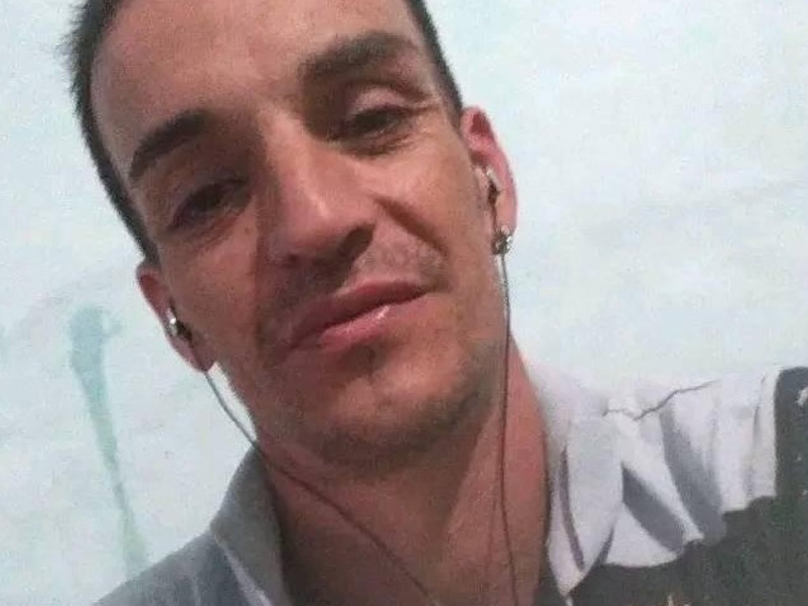 Ataron un cable de fibra cruzando la calle, un motociclista lo enganchó con su cuello y murió