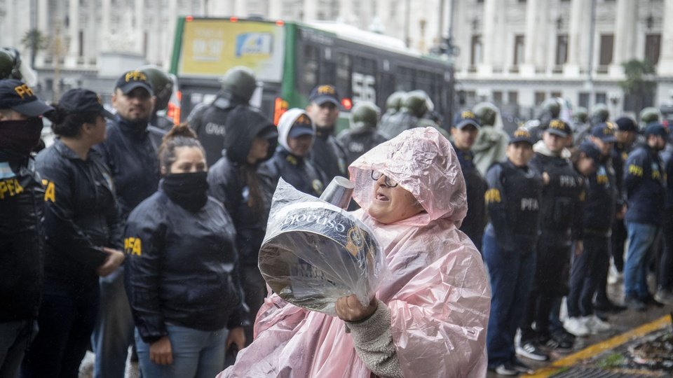 Bullrich y el clásico de cada miércoles: un fuerte operativo en la marcha de los jubilados | Gran cantidad de efectivos en un día de lluvia