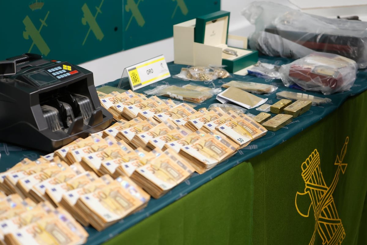 Caen dos organizaciones que blanquearon 40 millones de euros con “oro sucio” | España
