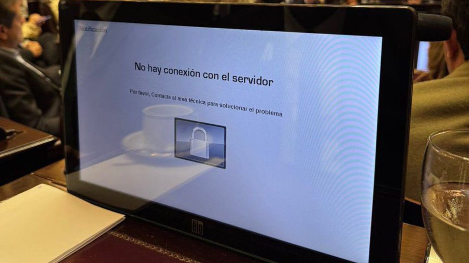 Caída del sistema, el festival de doma de Mayans, amenazas en redes y dress code | Las perlitas de una sesión picante en el Senado