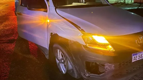 Choque: un auto terminó incrustado en un semáforo y el conductor dio positivo en el test de alcoholemia