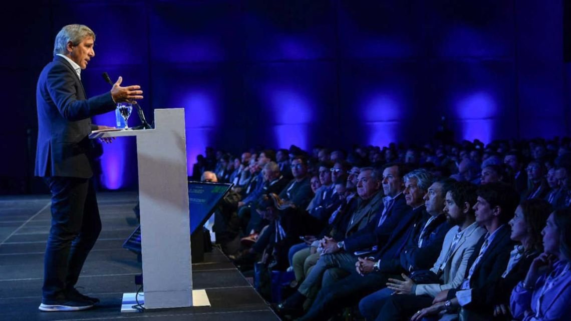 Con el carry trade agotado, empresas y mercado desanclan expectativas y meten presión sobre el dólar