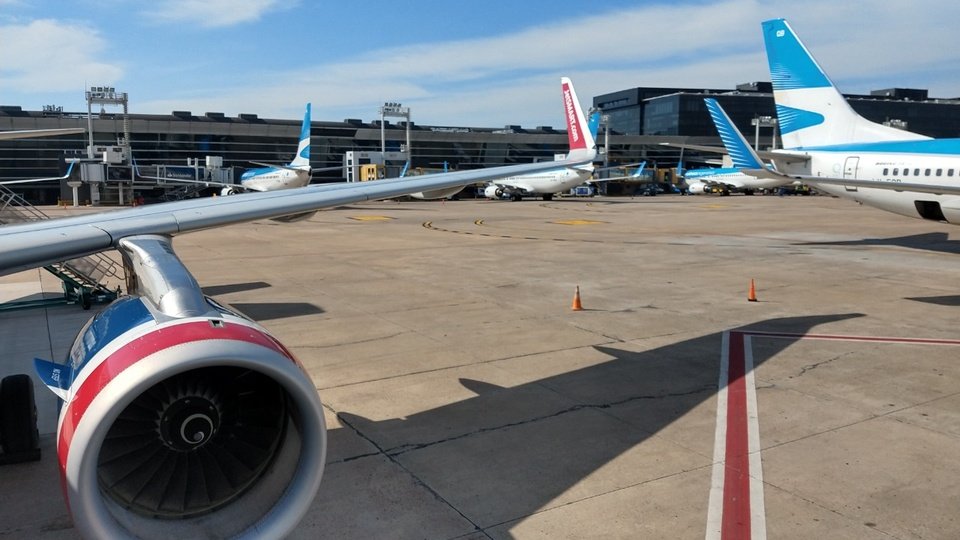 Controladores aéreos preparan medidas de fuerza en días claves de las vacaciones de invierno | Receso sin vuelos