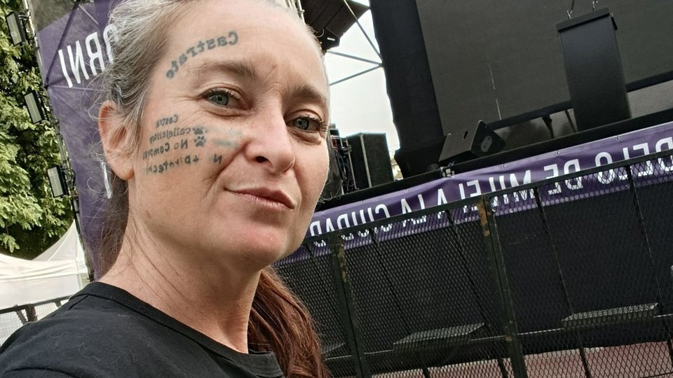 De protectora de animales a candidata a concejal de La Libertad Avanza: quién es Geraldine Prais | Tiene tatuado "castrate" en la cara