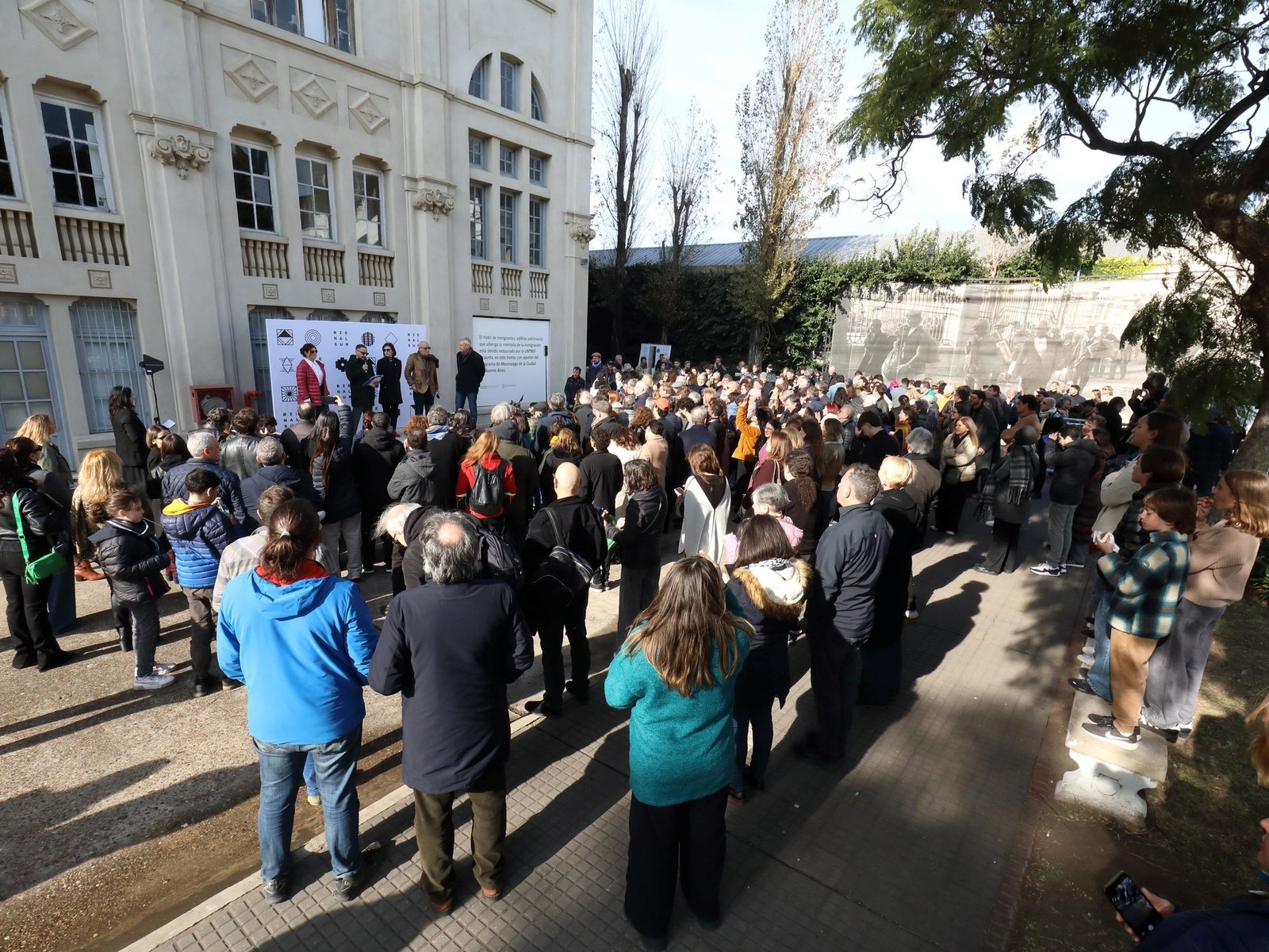 Del ping pong a la tensión gamer, el arte se anima a jugar en la apertura de BIENALSUR