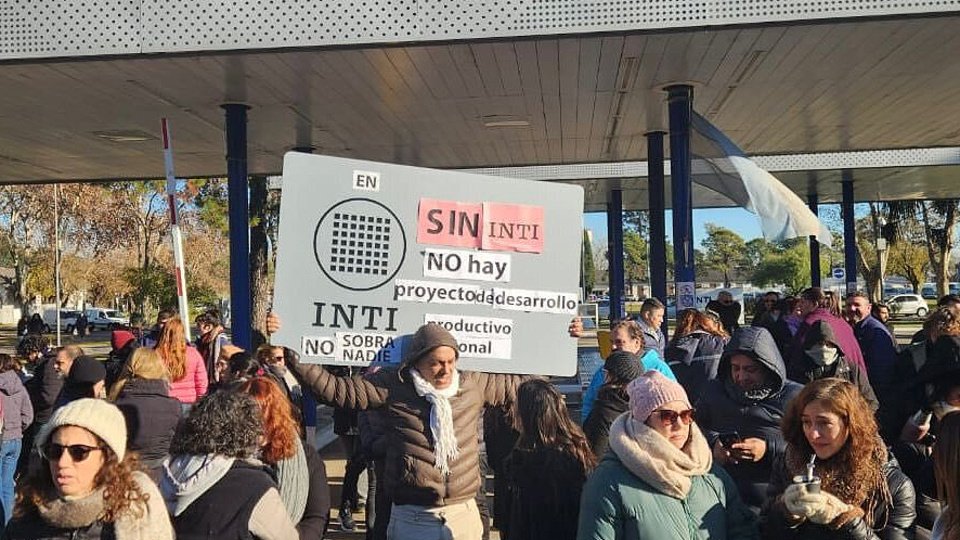 Desde las Pymes hasta la UIA reclaman por el INTI | Se hizo un abrazo simbólico en la sede de la Avenida General Paz