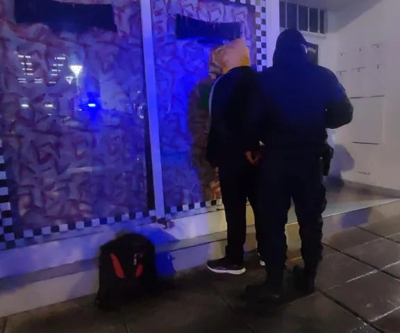 Detienen a dos ladrones tras robar ropa en una tienda del centro