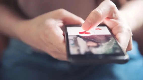 Detienen a un hombre de 58 años acusado de abusar a una joven que conoció por una app de citas