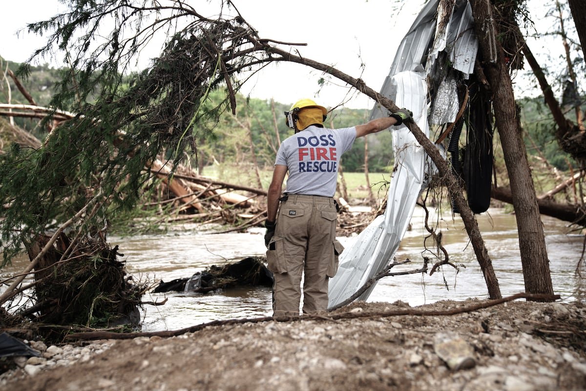 Dos hermanas agarradas de las manos y un anciano que intentaba rescatar personas: las víctimas de las inundaciones en Texas