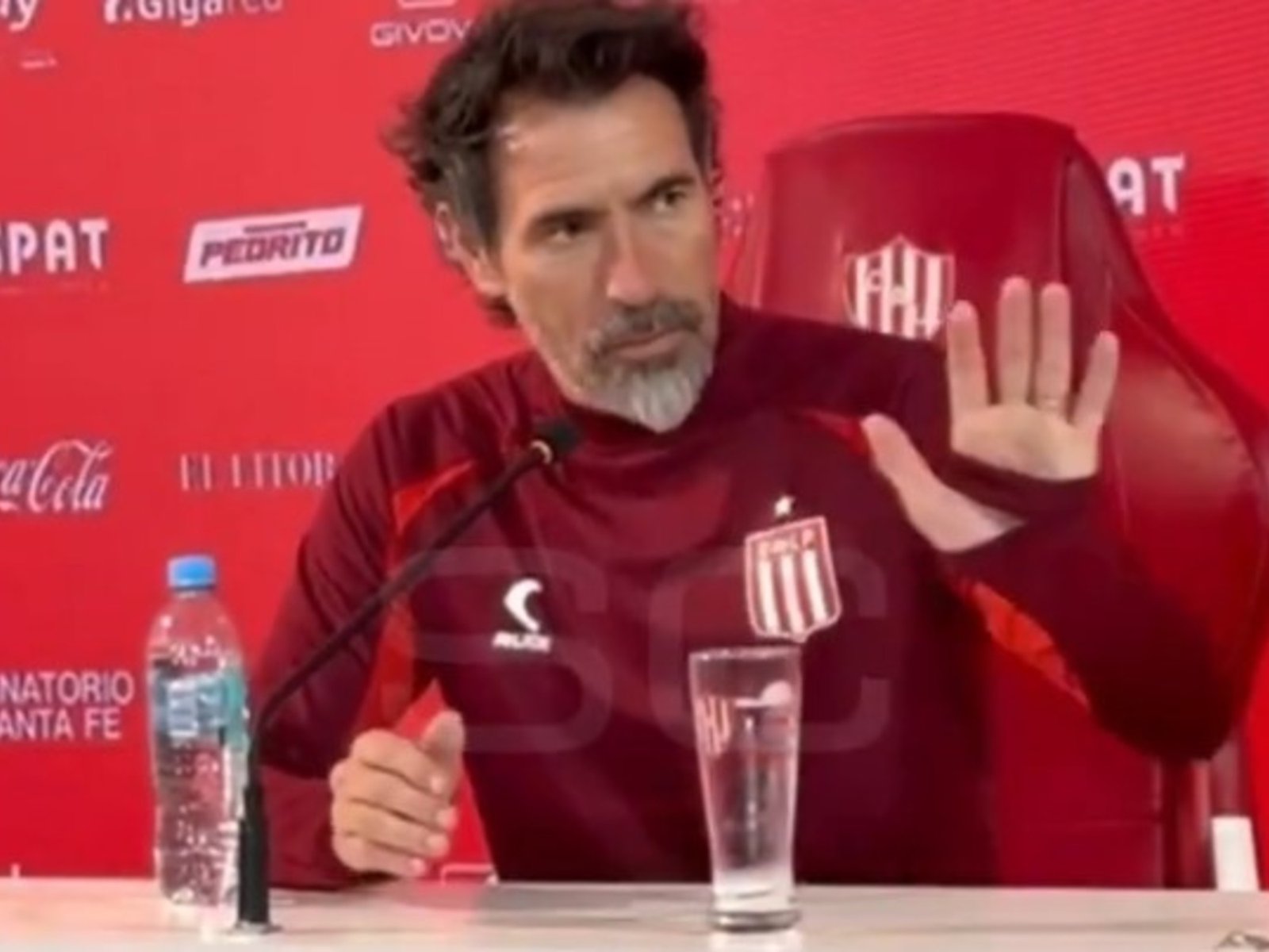 Eduardo Domínguez se enojó cuando le preguntaron por su continuidad en Estudiantes y puso a Guardiola como ejemplo