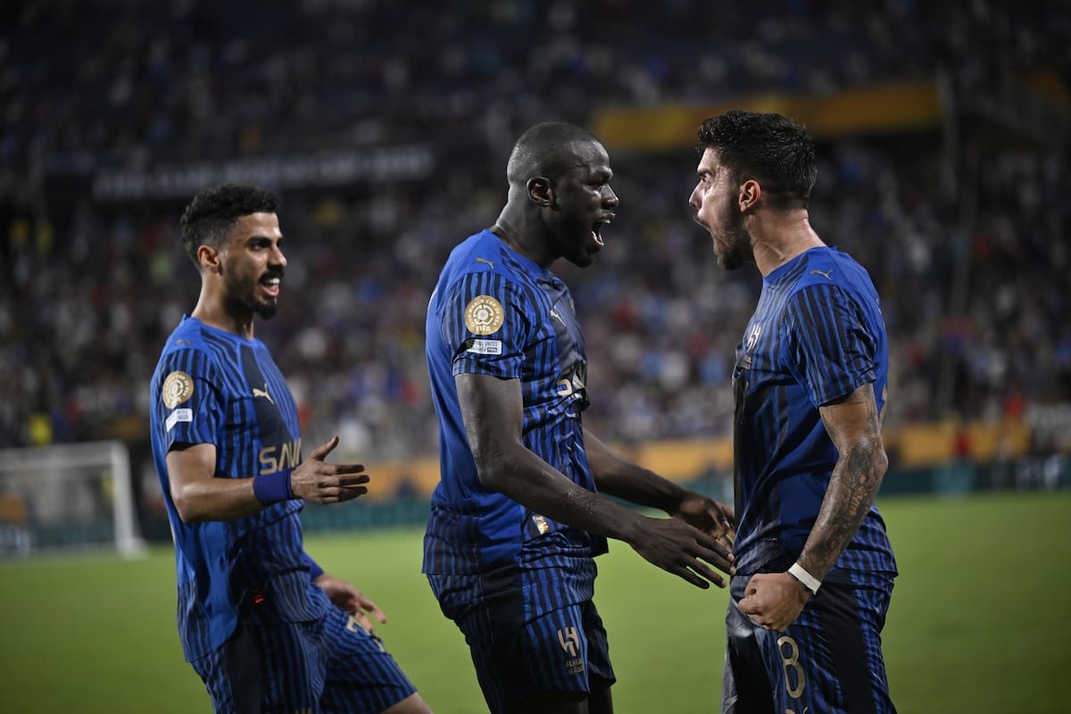 Los jugadores del Al Hilal saudí celebran el último gol contra el Manchester City, este lunes, en Orlando.