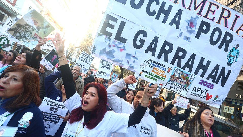 El Garrahan sigue movilizado: miles de personas marcharon a Plaza de Mayo en defensa de la salud pública | "El pueblo está dispuesto a dar pelea por sus derechos"